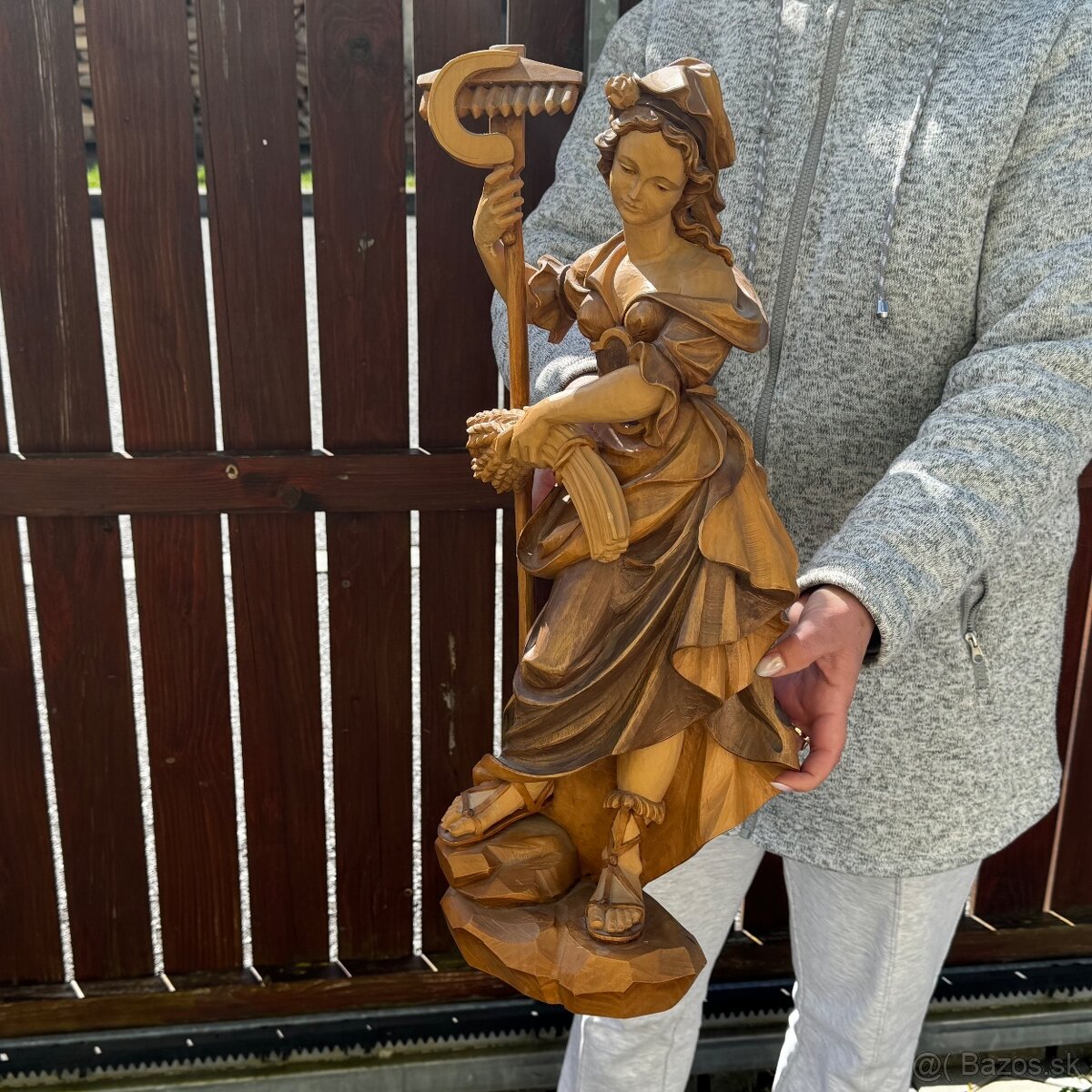 Krásná dřevěná socha svatá Notburga - 4