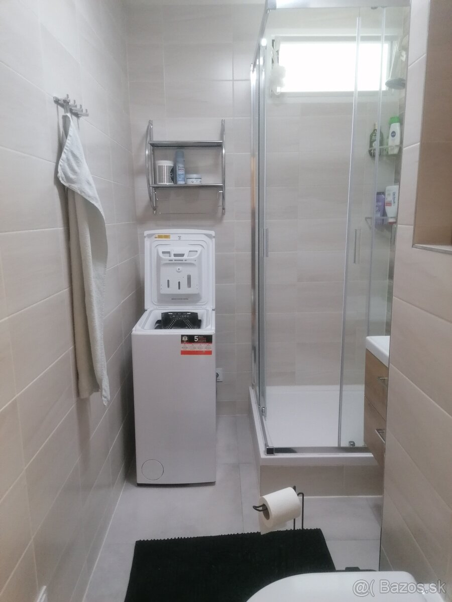 Hľadáme spolubývajúcu - 4