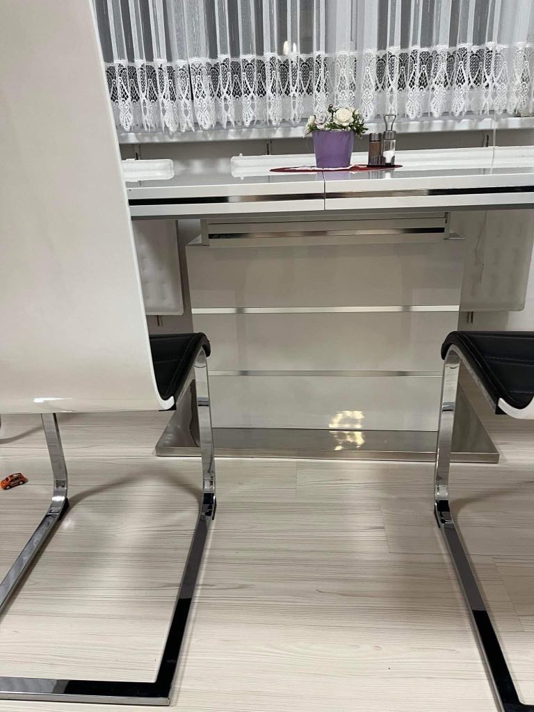 Predam hranaty stol a stolicky - 4