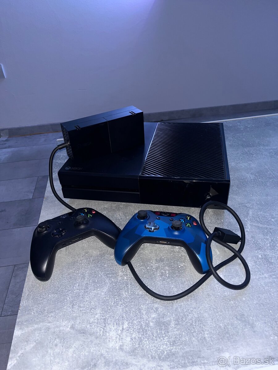 XBOX one a dva ovládače - 4
