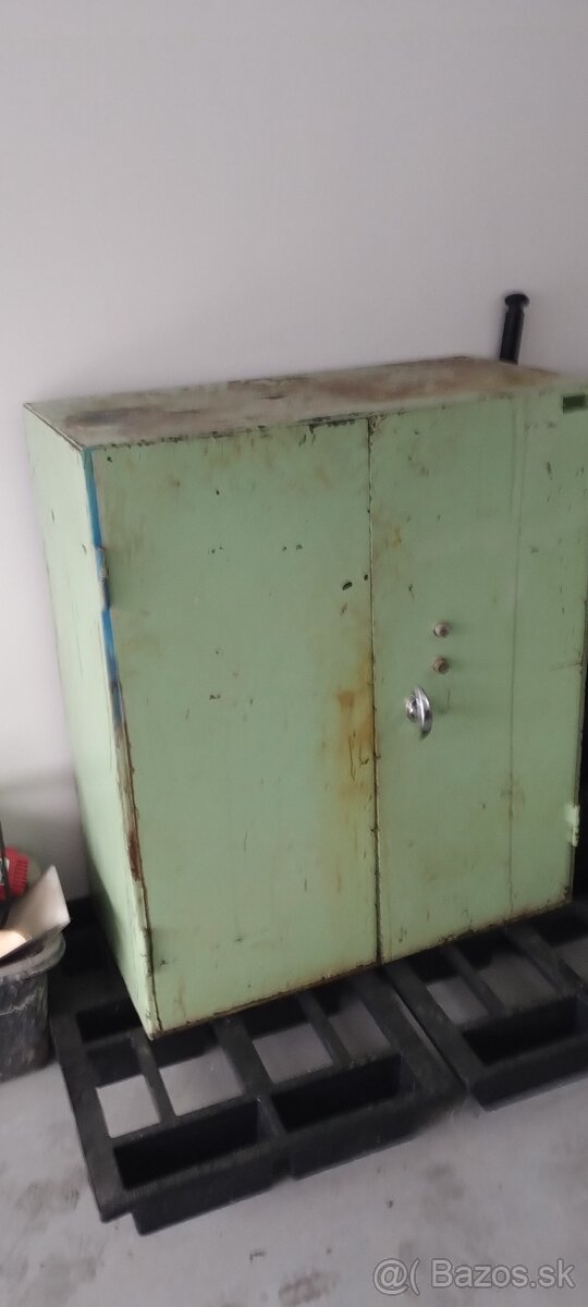 Predám ponk, kovovú skriňu, motor s prevodovkou na mlynček - 4