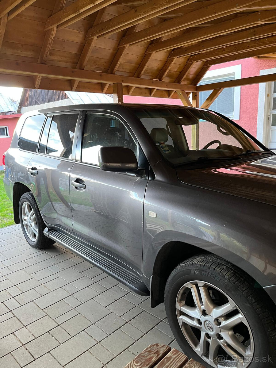 TOYOTA LAND CRUISER 200