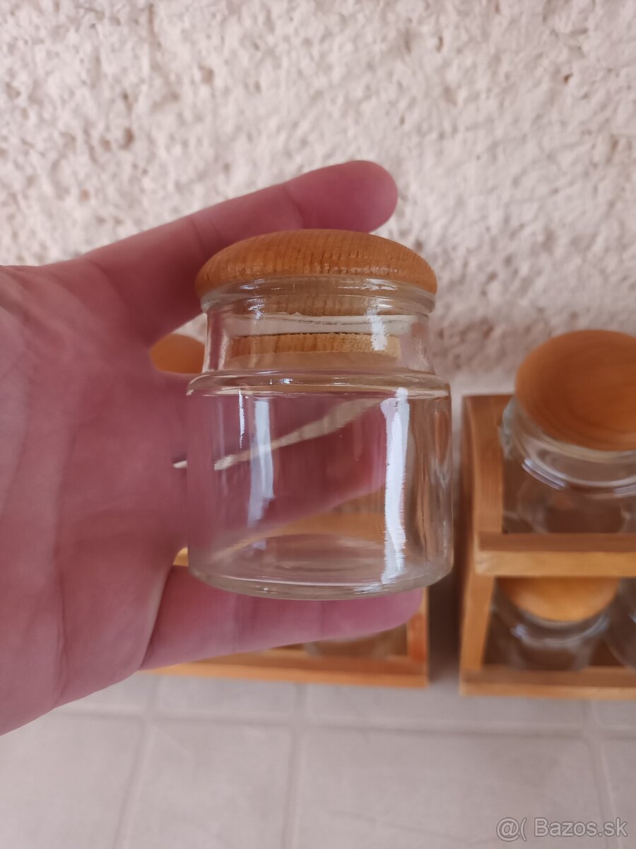 Koreničky v polici, dózy na korenie - 4