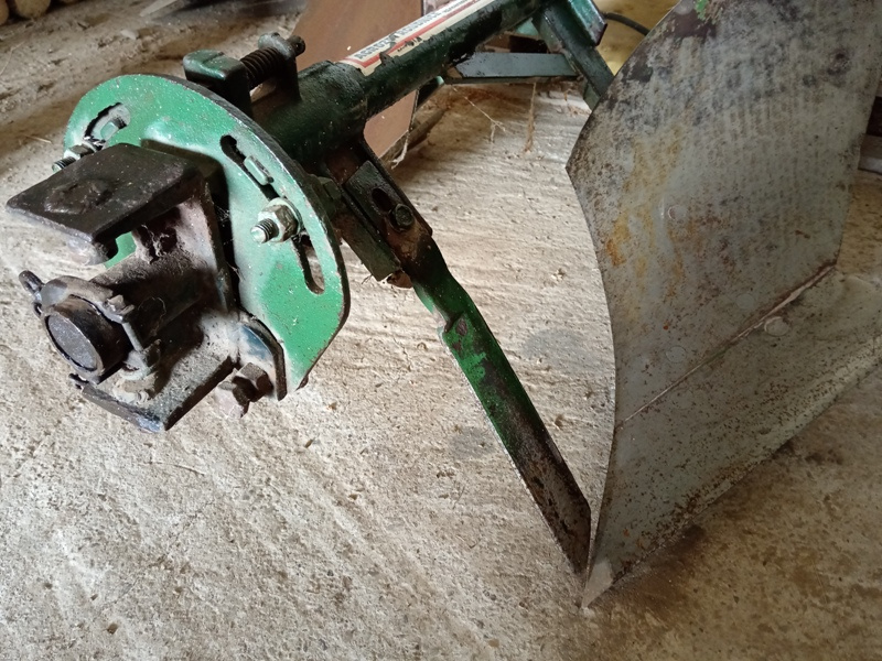 Predám pluh Pon 25 za malotraktor TZ4K Mt8 - 4