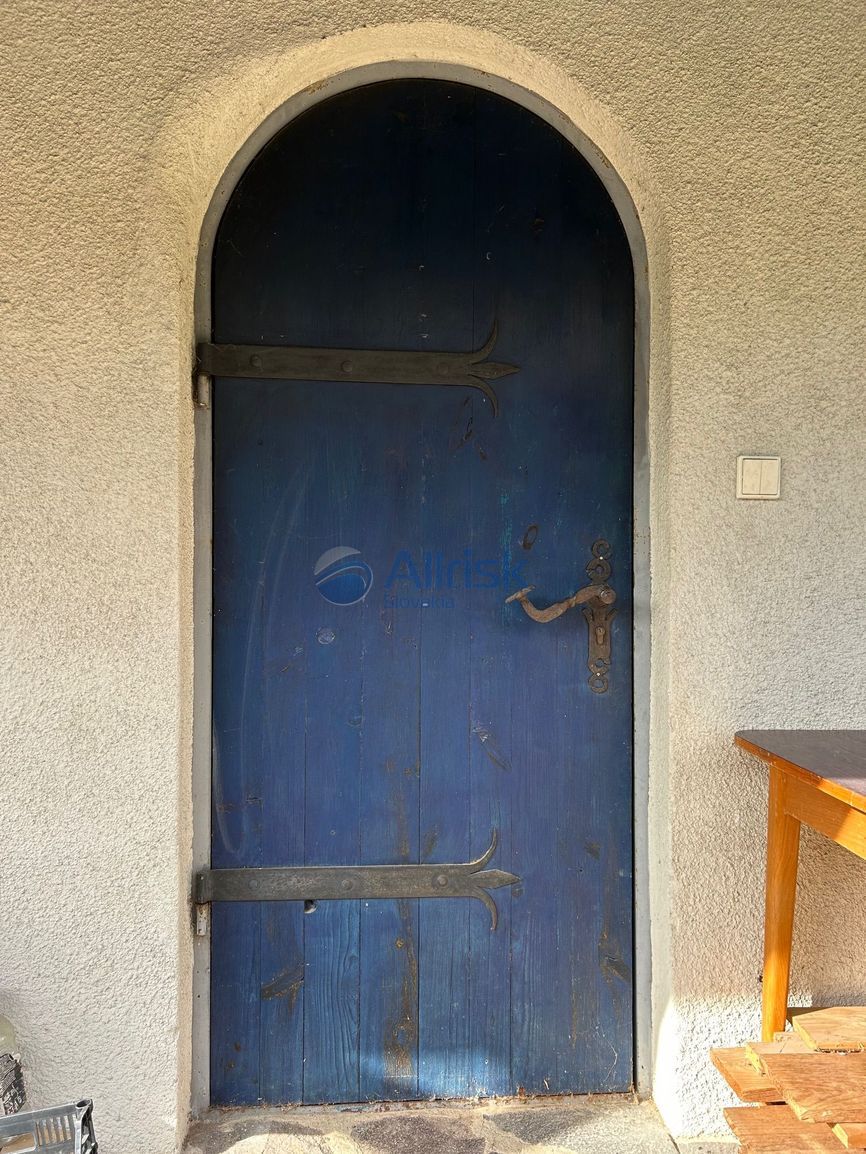 Murovaná podpivničená chata s okrasnou záhradou v osobnom vl - 4