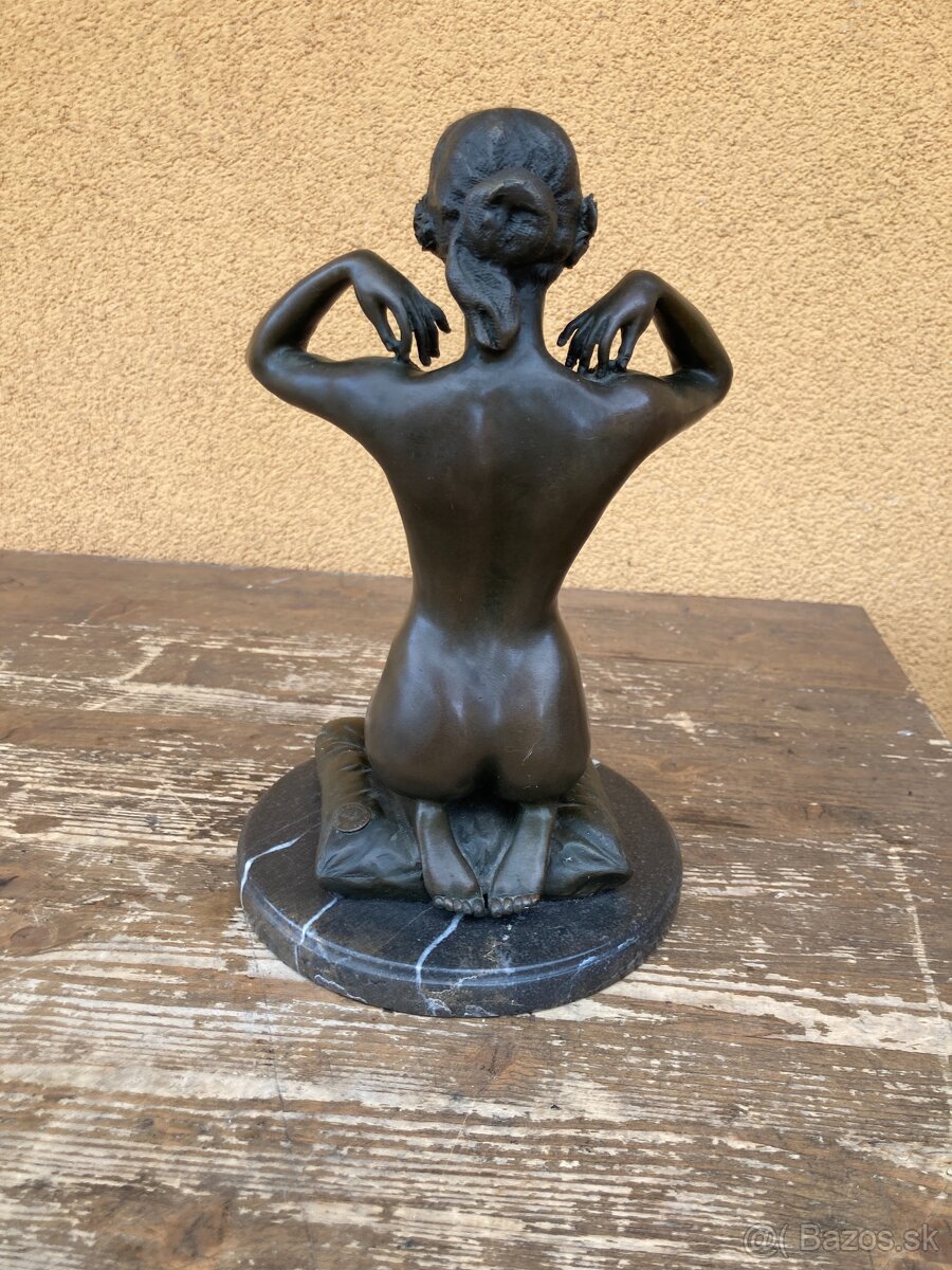 Bronzová soška - Dívka s náhrdelníkem - 4