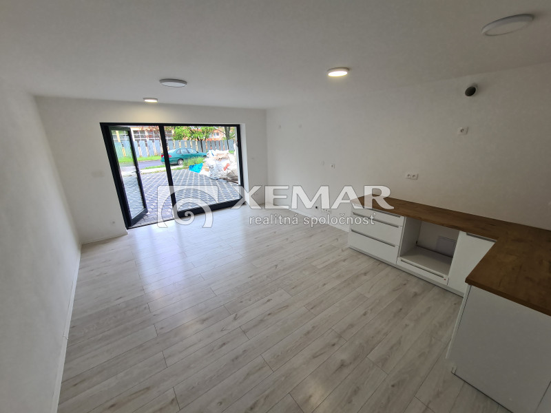 Na predaj obytný priestor s terasou v rodinnom dome v Hri... - 4