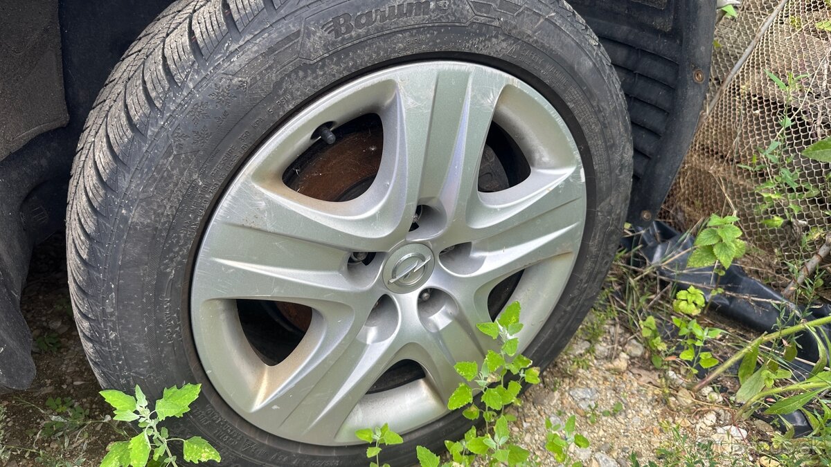 Predám zimné pneu na plechových diskoch 225/50 R17 - 4