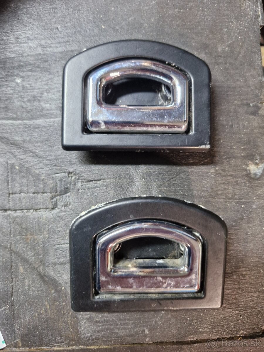 Bočné koberce do kufra sú z VW Golf 4 - 4