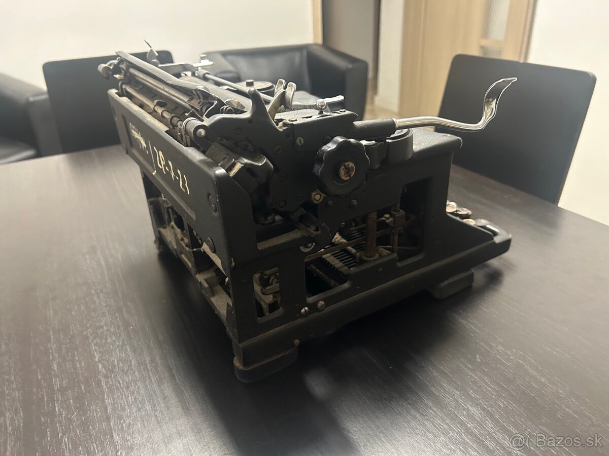 Pisací stroj Olivetti M40 z roku 1930 - 4