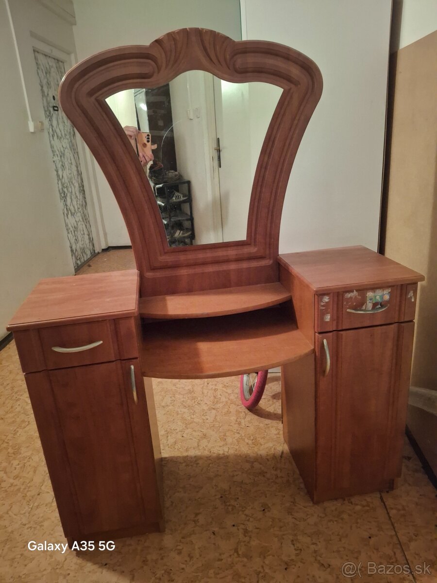 Postel a kozmetický stolik - 4