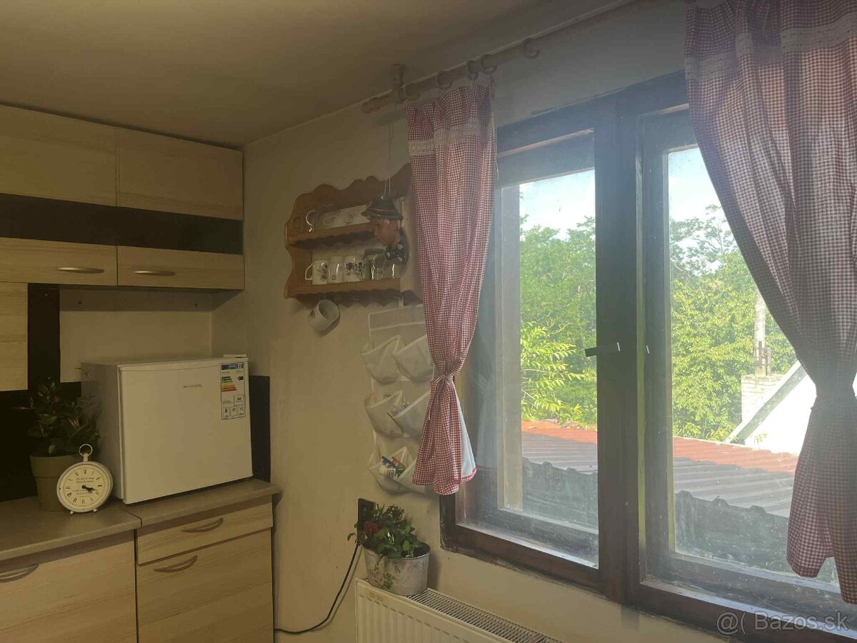 Murovaná chatka so záhradou Darmovise - 4