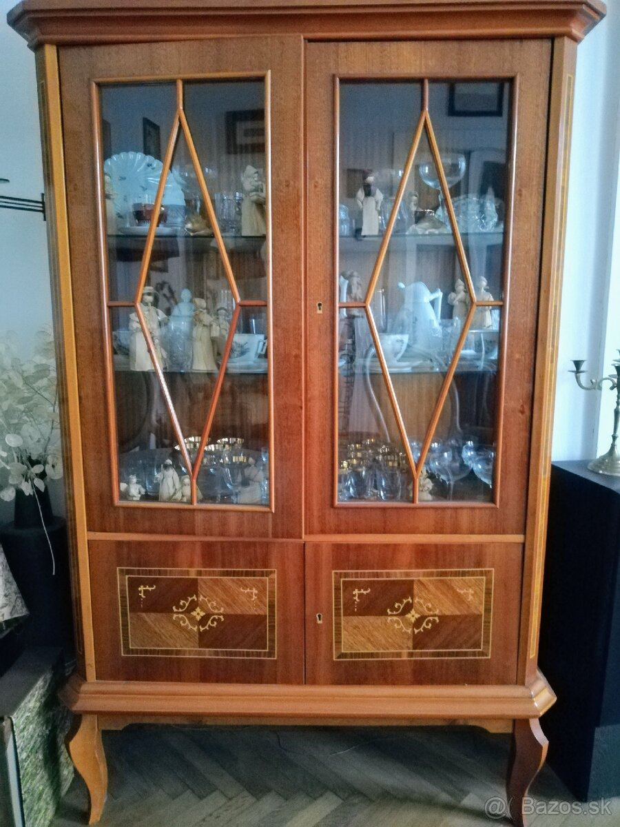 Jedálenská suprava
- 4