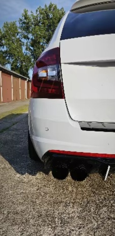 Nerezová koncovka výfuku Carbon dizajn s logom Akrapovič - 4