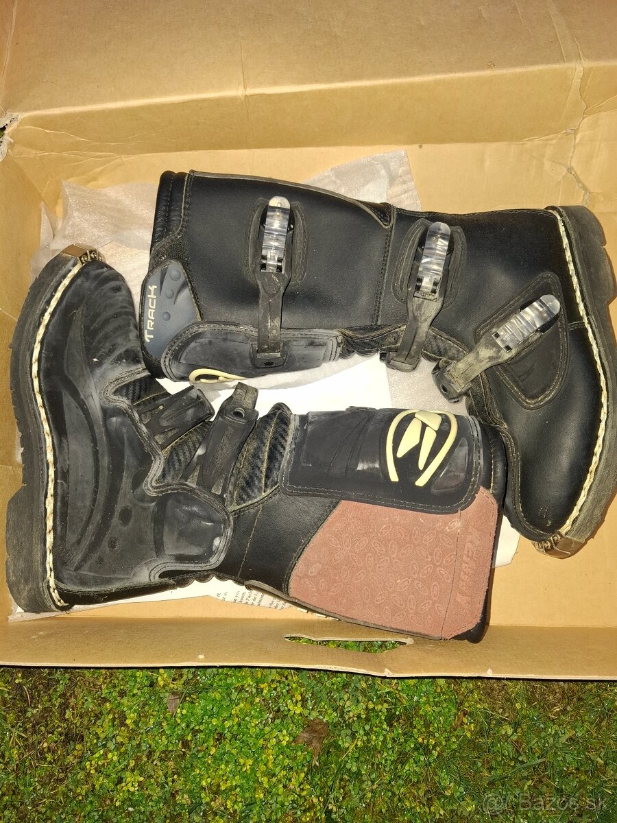 Detská prilba a čižmy - 4