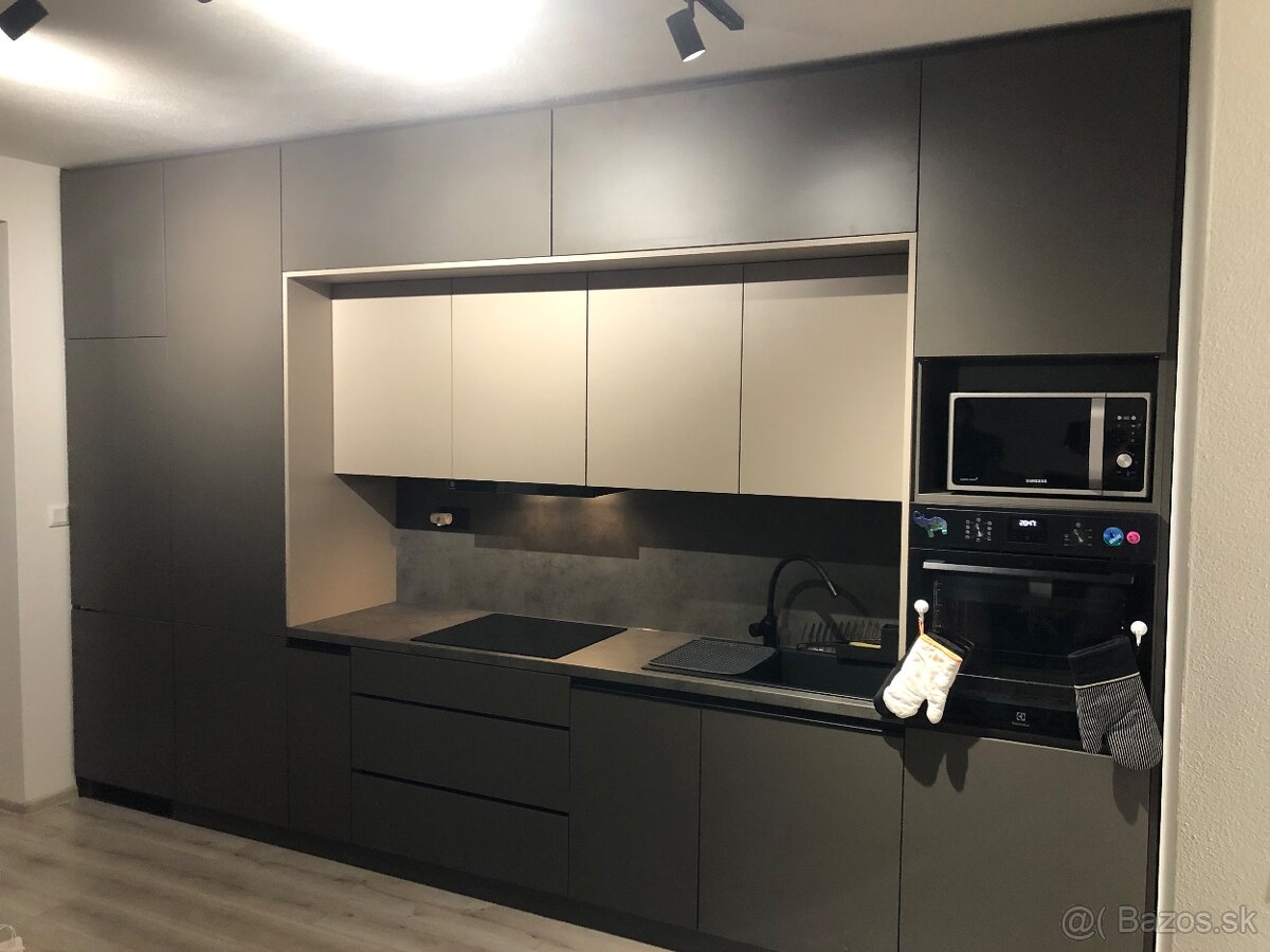 Masívny nábytok, stoly, dvere, schodiskové stupne – výroba a - 4