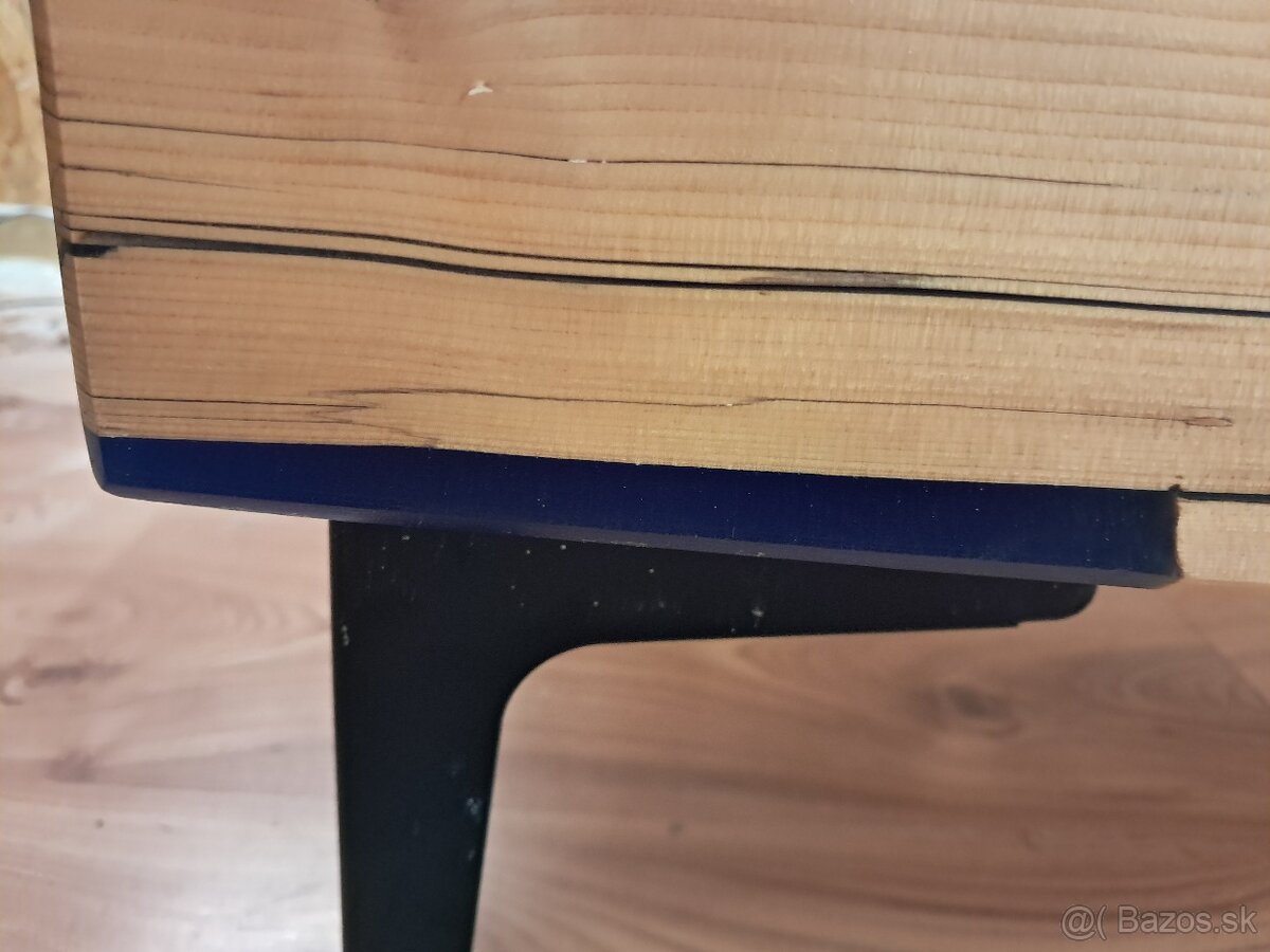 Drevený stolik so živicou - 4