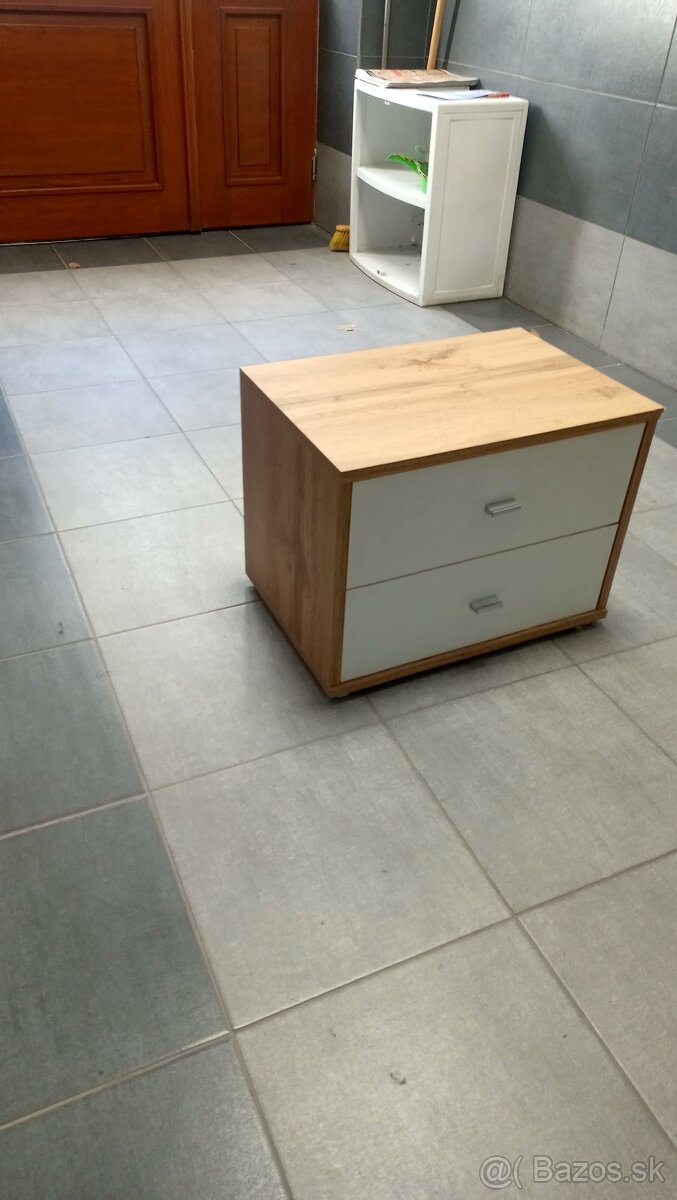 Nočný stolík - 4