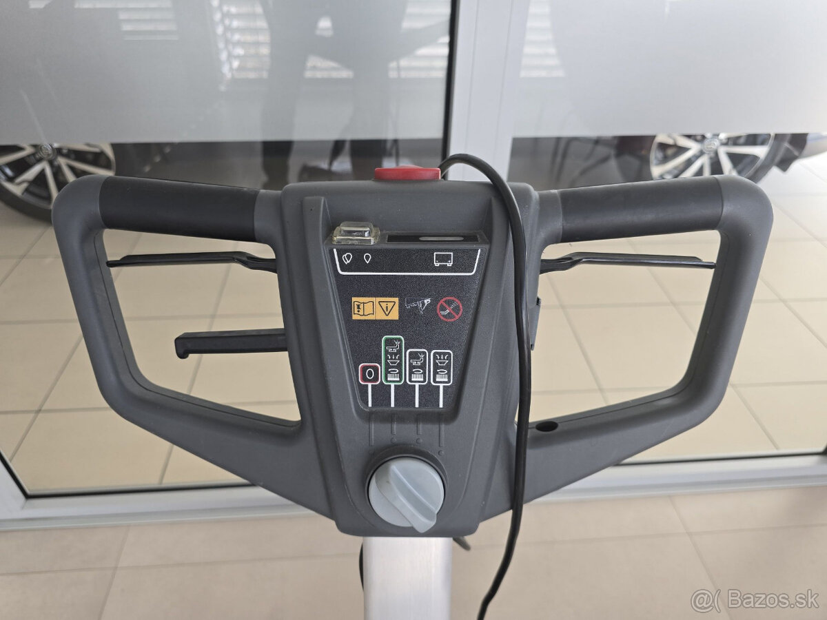 Batériový podlahový umývací stroj Nilfisk SC351 - 4