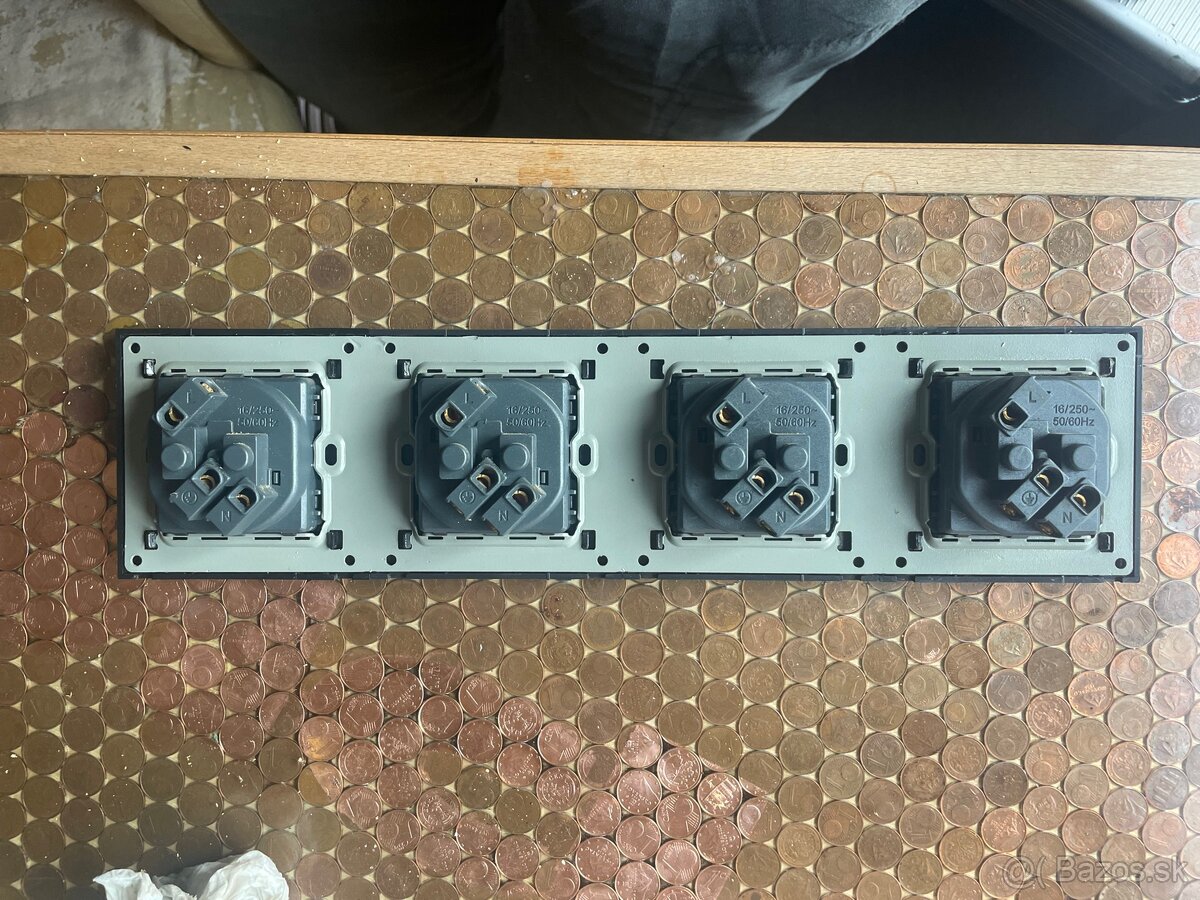 Zásuvka štvorka sklenená čierna - 4