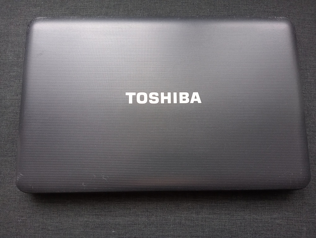 predám notebook Toshiba ,8gb ram , 240gb ssd , HDMI - 4