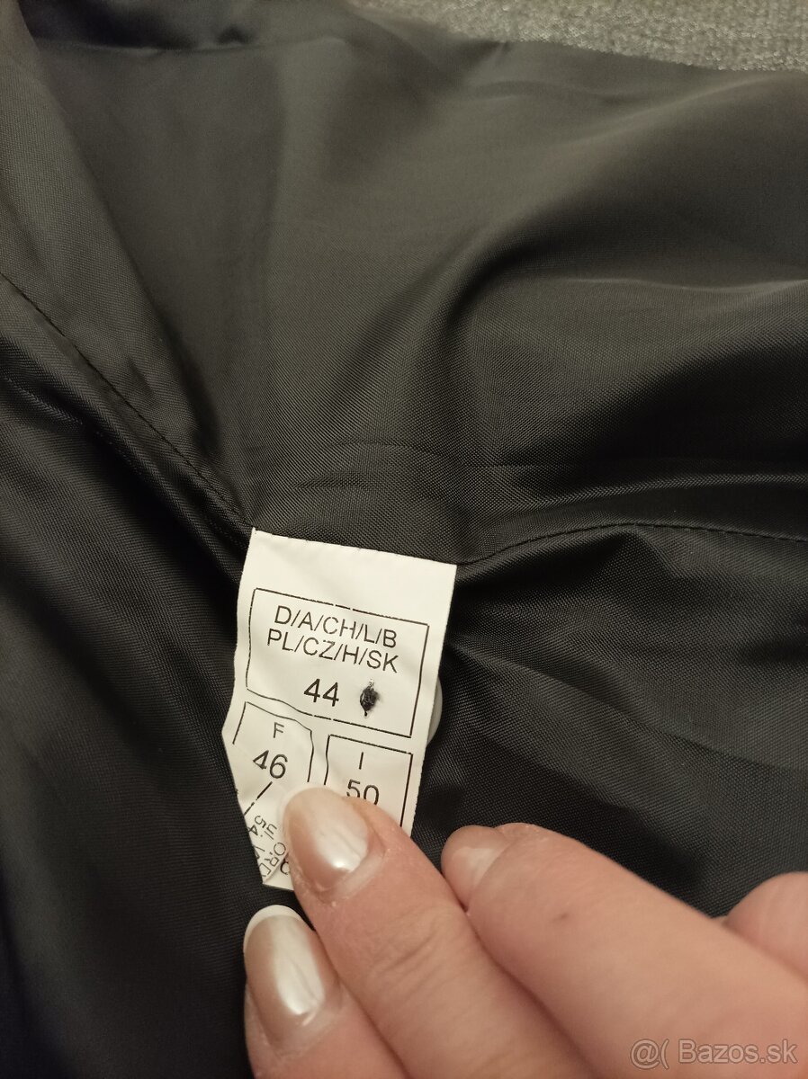 Šedí, lesklý dámsky kostým - 4