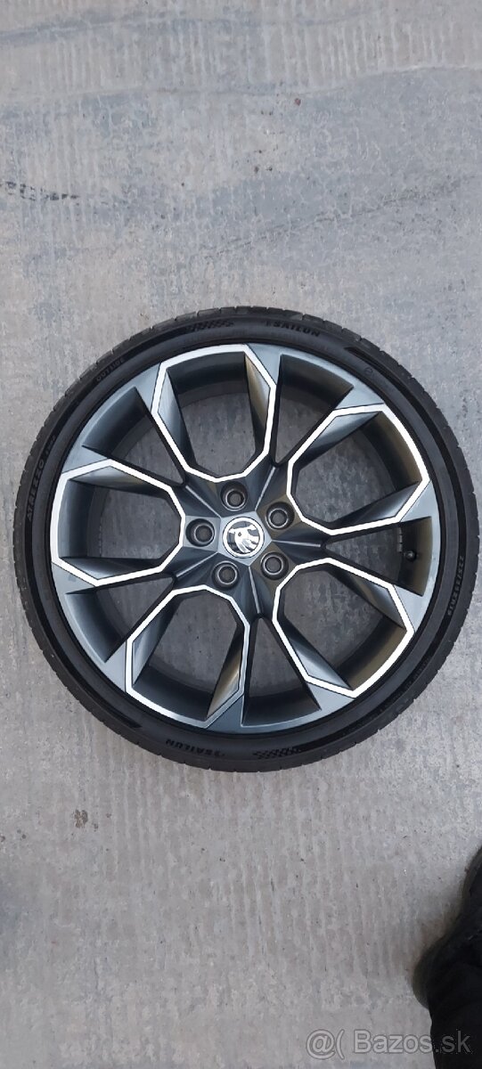 ŠKODA XTREM RS R19 ET51 7.5J 5x112 57.1 225/35
- 4
