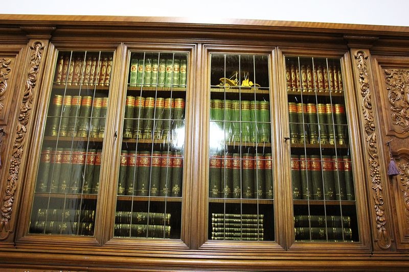 Starožitná neorenesanční knihovna na lvích tlapách - 4