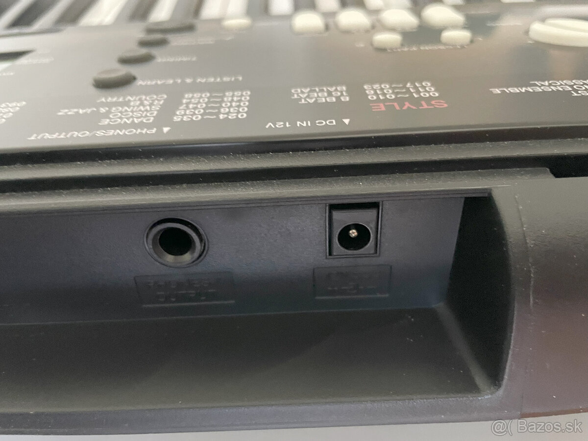 Yamaha EZ-220 Digital Keyboard - 4