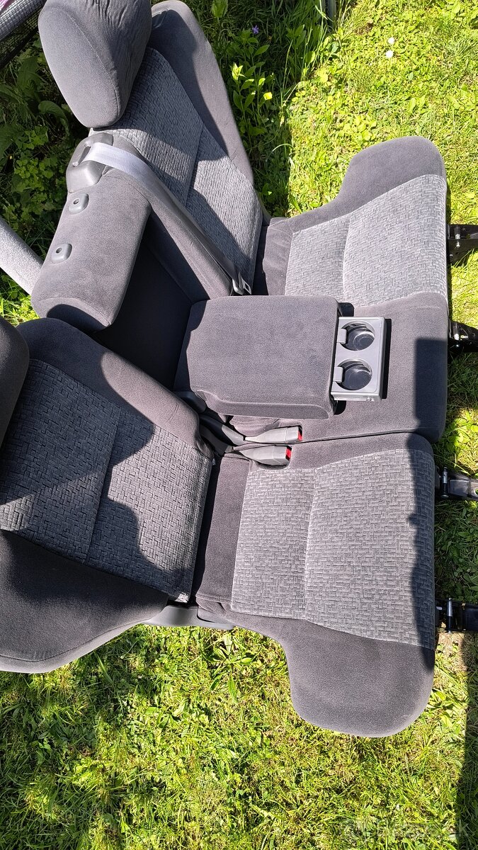 Toyota landcruiser 120 zadné sedacky