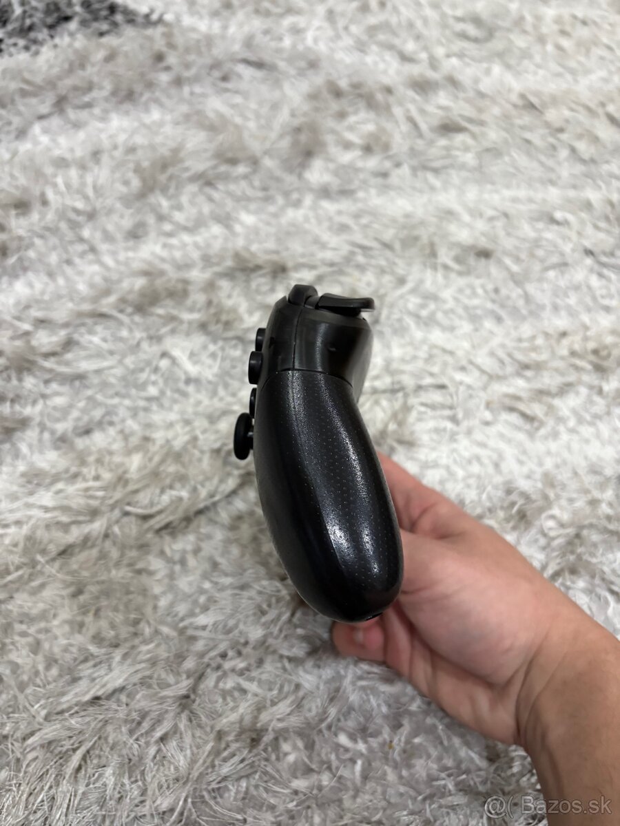 Nintendo Switch Pro Controller - 4