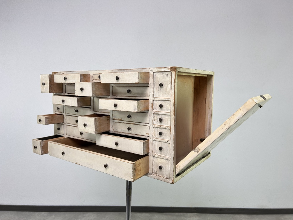 dizajnová skrinka so šuplíkmi Zubný laborant 1930 - 4