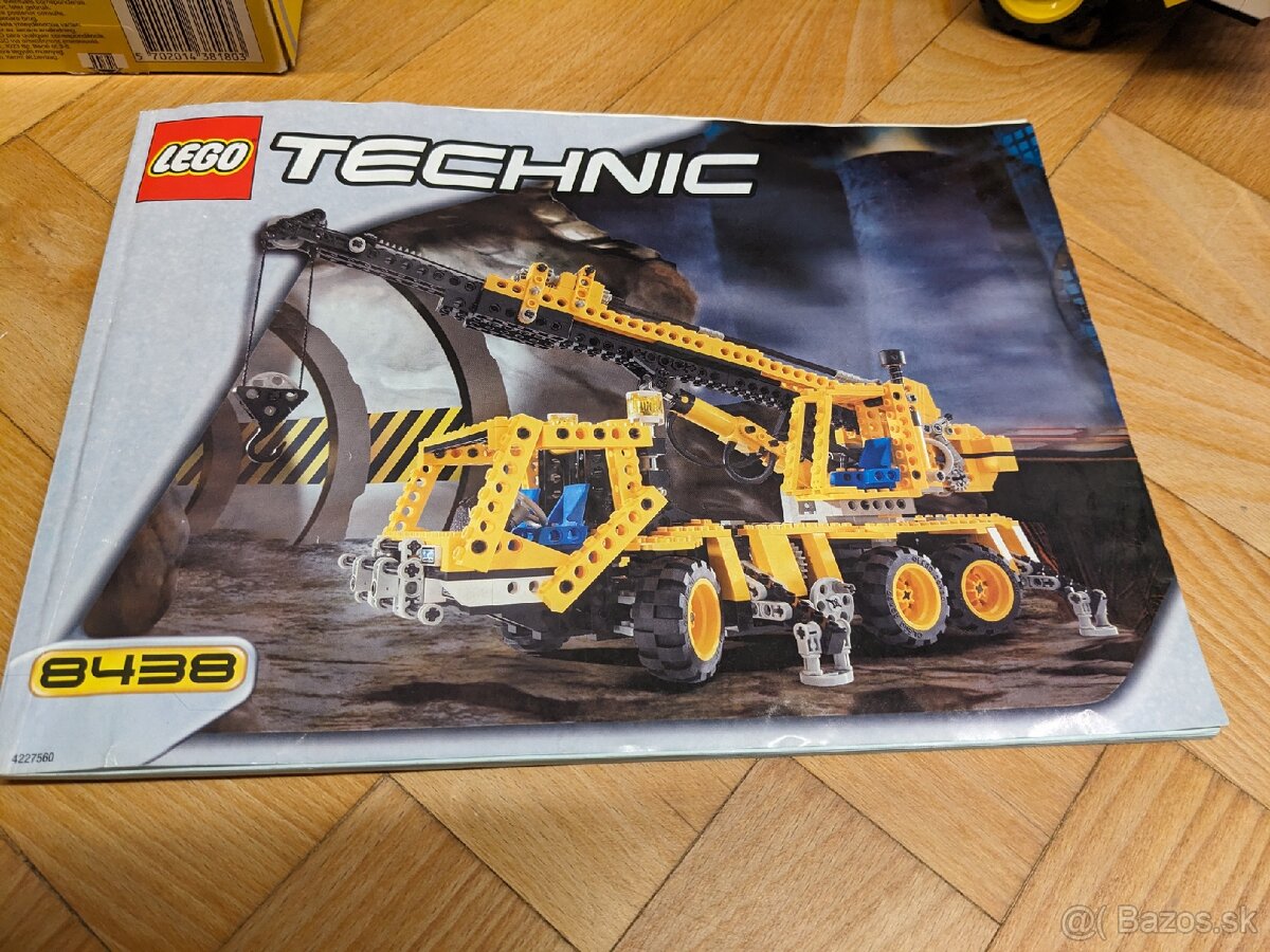 Lego Technic 8438 Pneumatic Crane Truck - 4