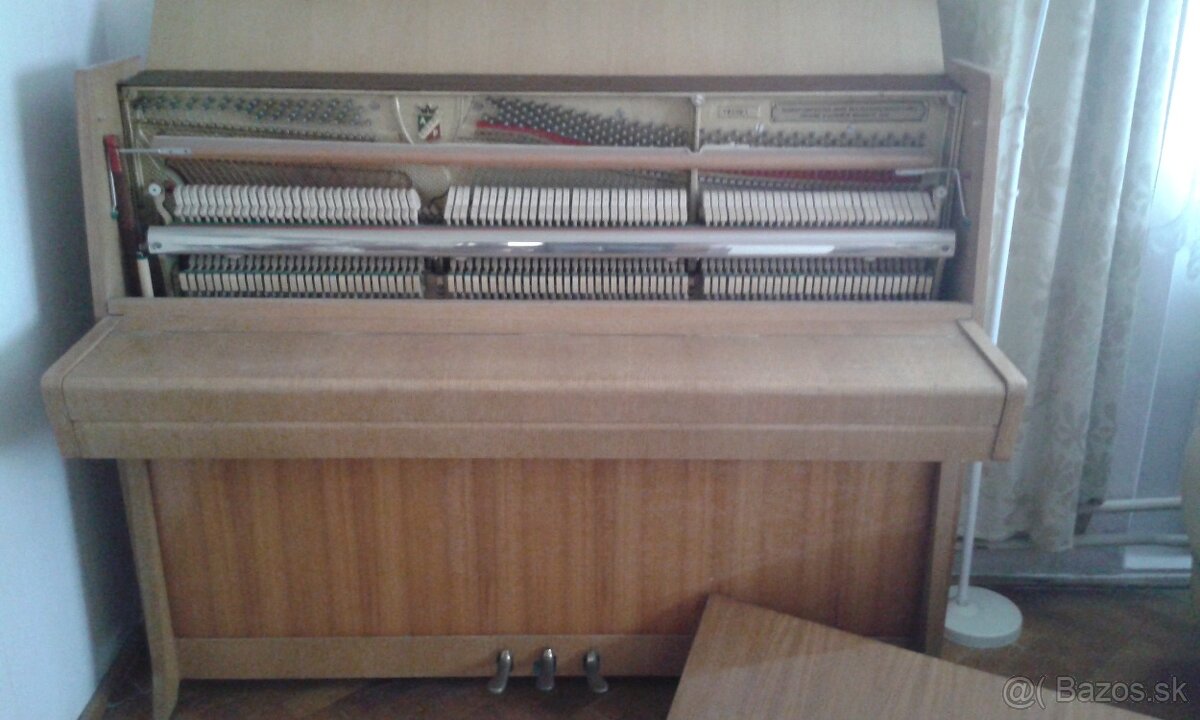 Piano PETROF - 4