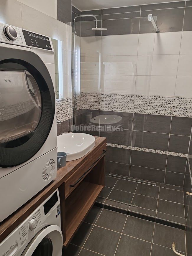 PRENÁJOM: VEĽKÝ 3 IZBOVÝ BYT S BALKÓNOM, CENTRUM - 4