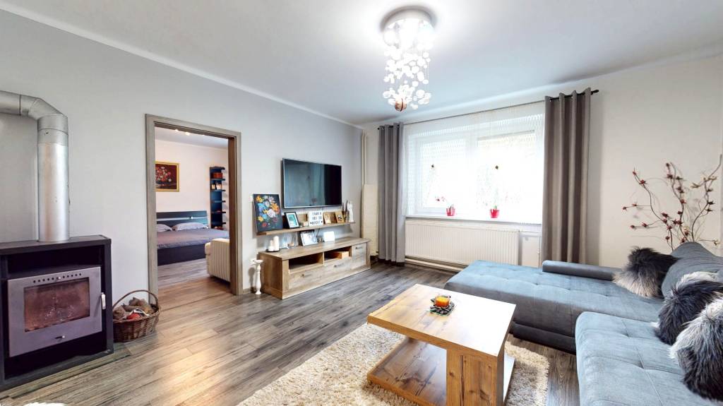 Prerobený rodinný dom na veľkom tichom pozemku v obci Pruské - 4