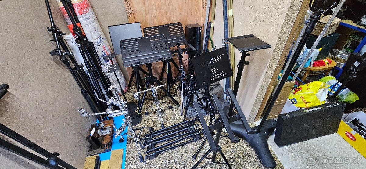 Stojany na mikrofóny, svetla, mix pulty, noty atď. - 4