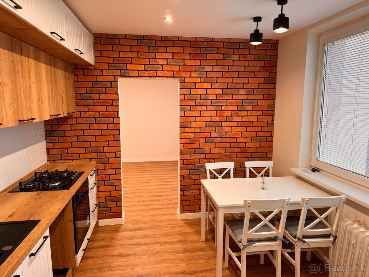 3. IZB. KOMPLETNE ZREKONŠTR. BYT LEVOČSKÁ, V CENTRE POPRADU - 4