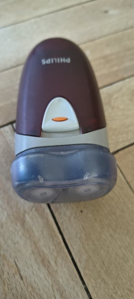NA PREDAJ HOLIACI STROJCEK PHILIPS NA BATERKY - 4