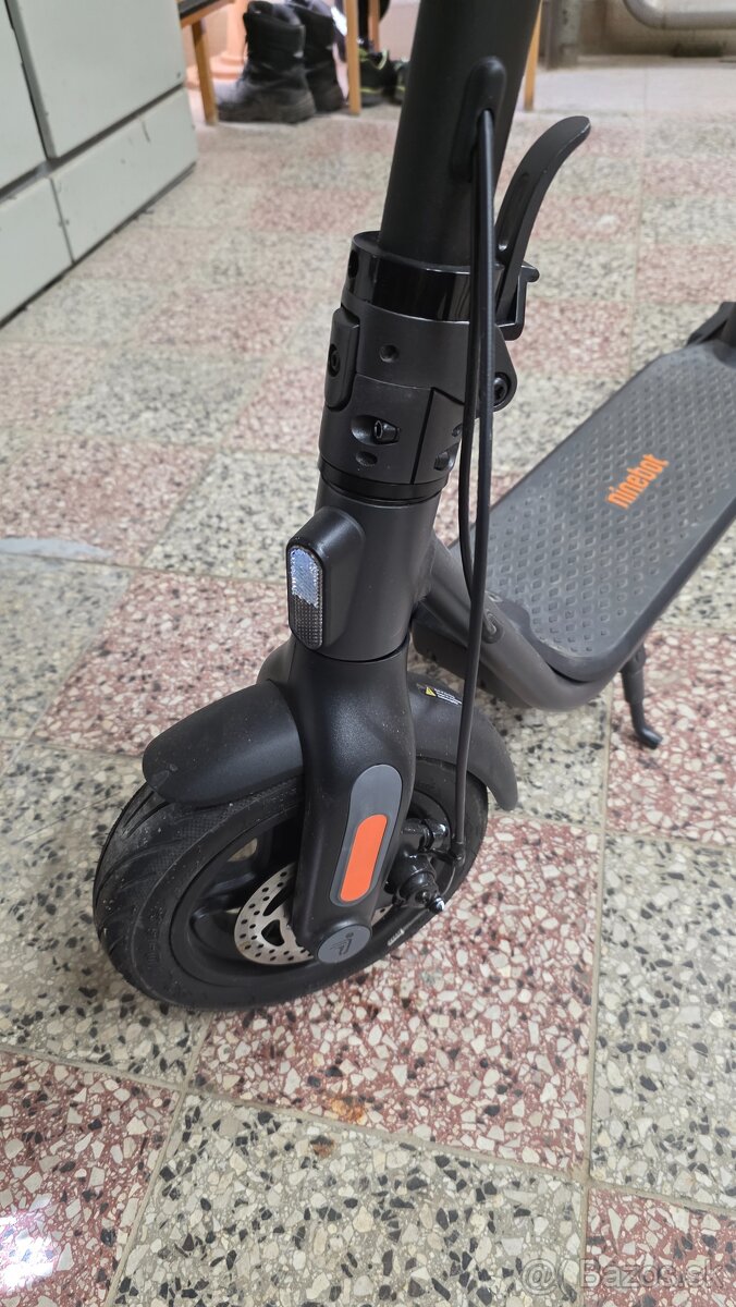 Ninebot Kickscooter F2 - 4