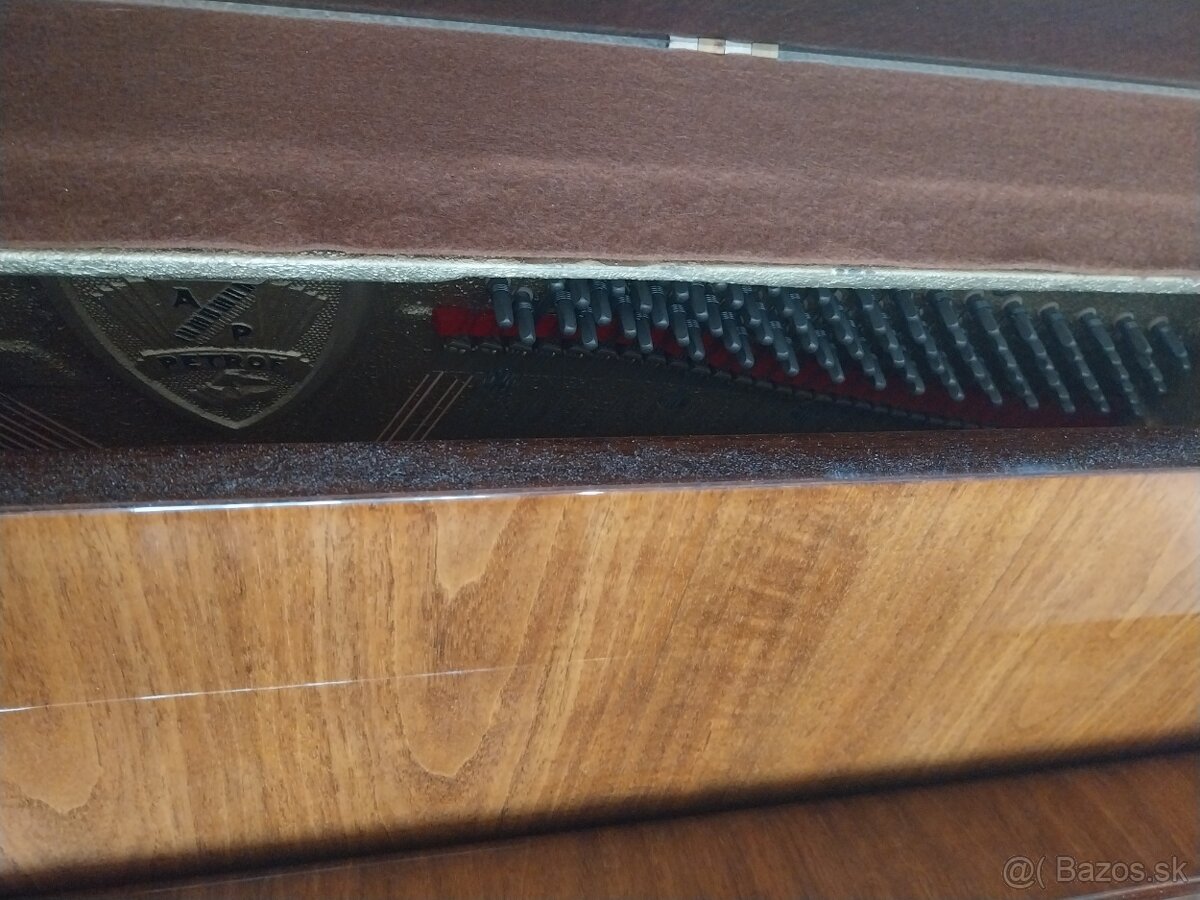 Predám klavír PETROF - 4