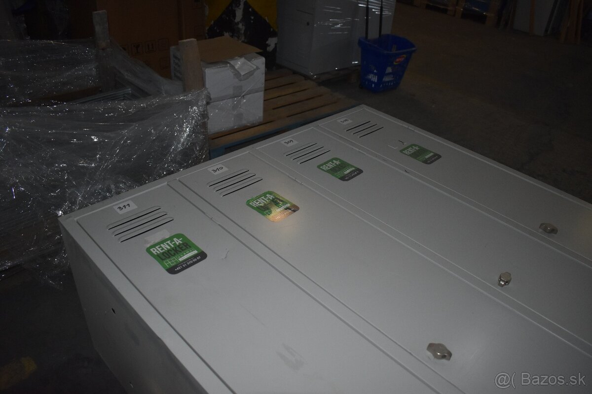 4-dverová šatníková skriňa s dlhými dverami na nožičkách - 4