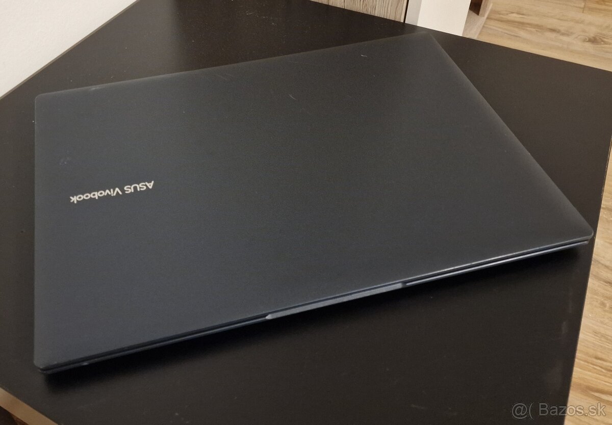 Obrovský 18" asus vivobook 18 - 4