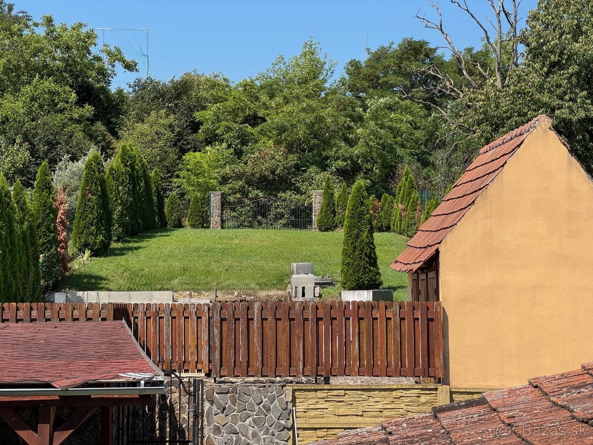 Veľký RD s bazénom v obci Petrova Ves - 2 samostatné bývania - 4