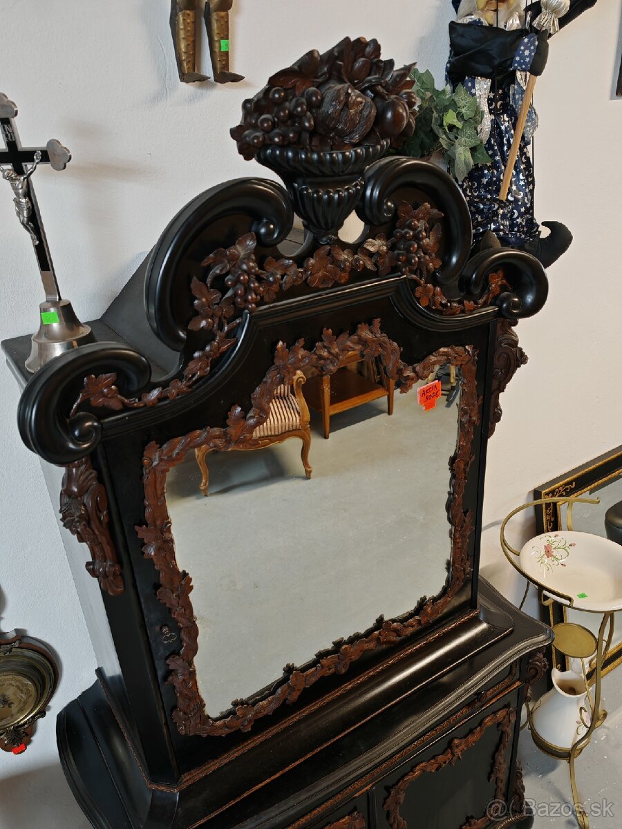 Starožitná vyrezávaná skriňa - 4