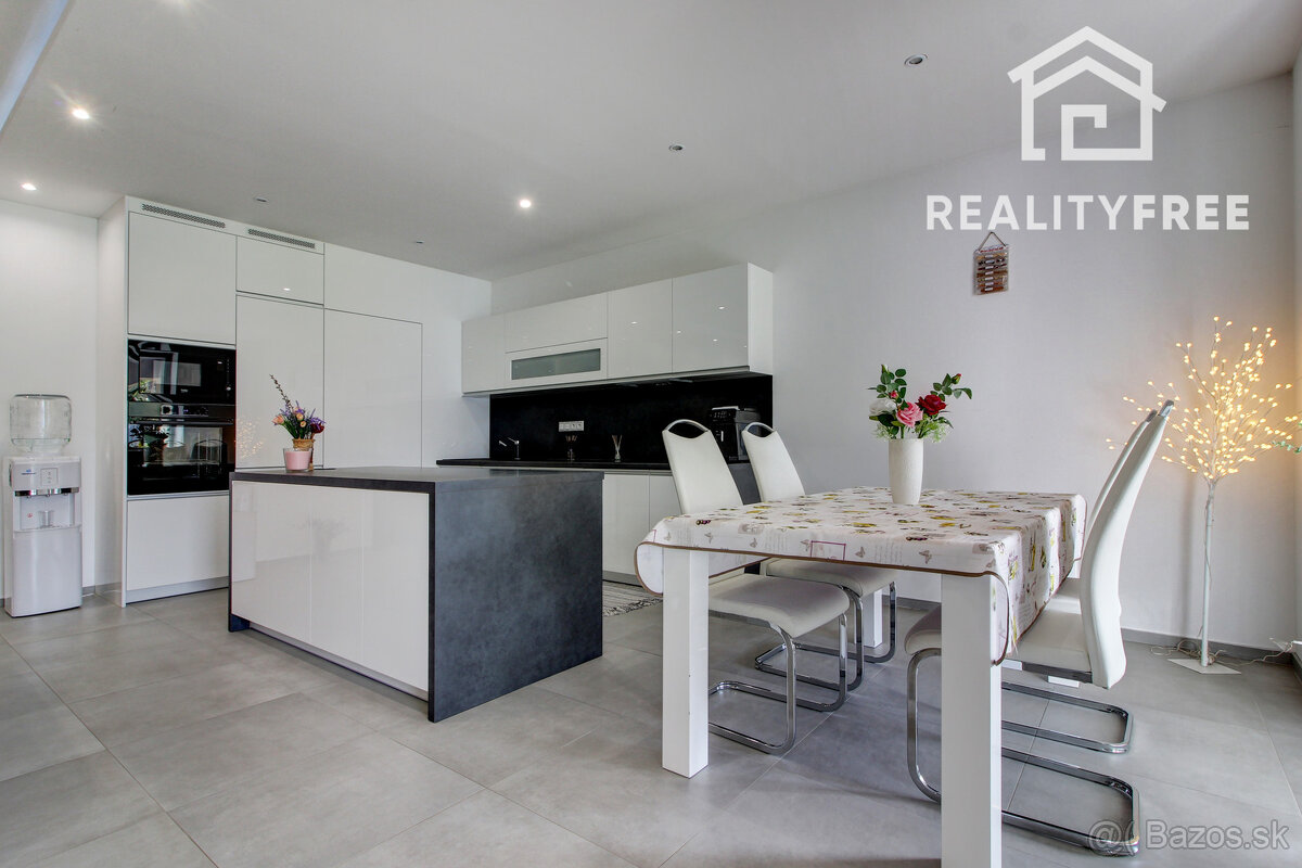 Na predaj 4- izbový rodinný dom s dvojgarážou a záhradným do - 4