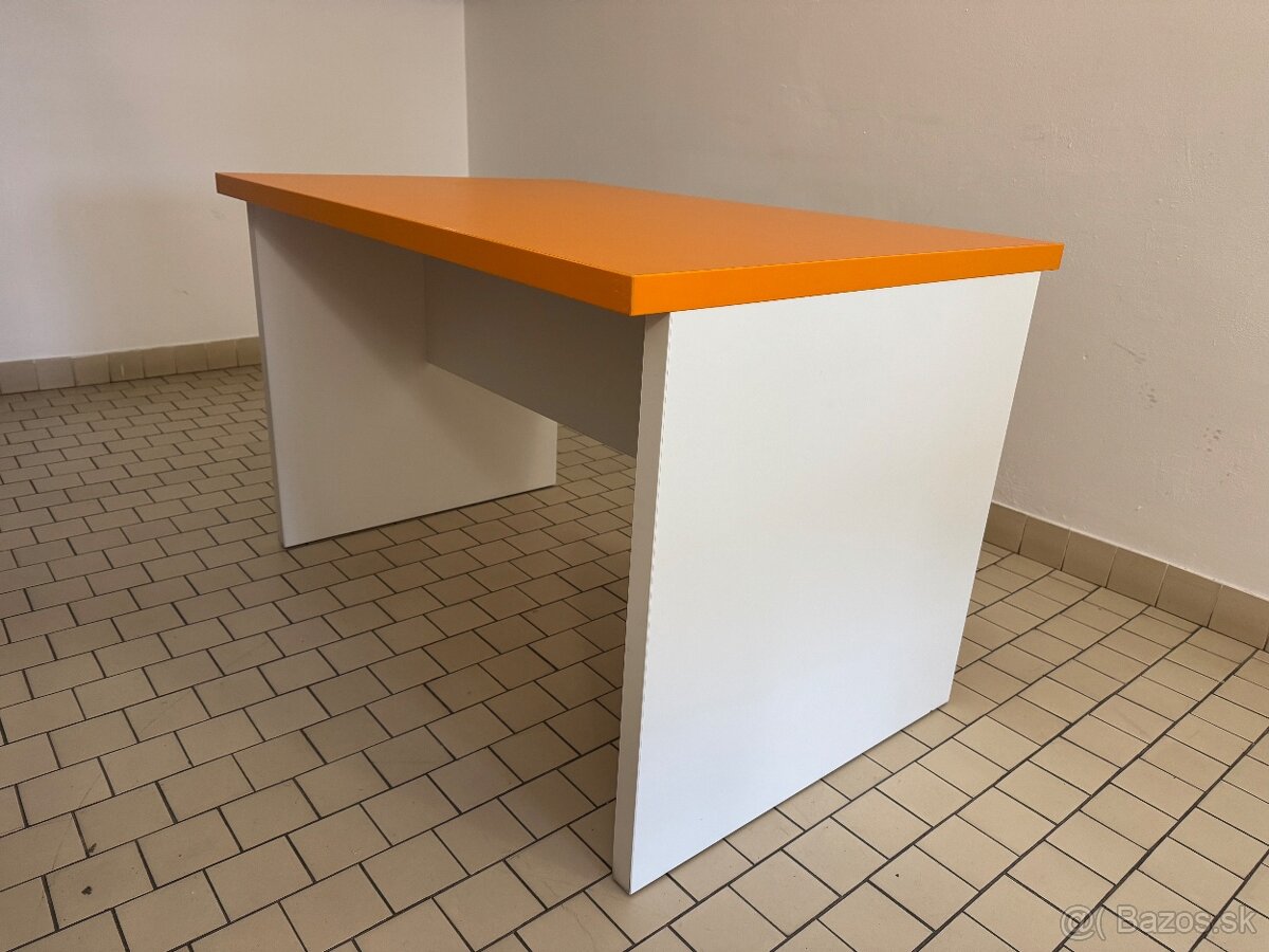 Prodán dva kancelářské stoly a věšák na zeď. - 4