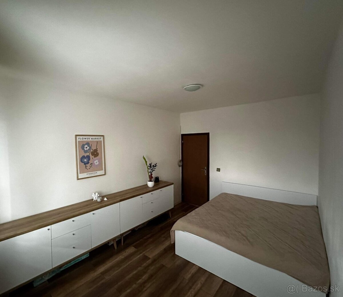 posteľ, mikrovlnka, dvere - 4