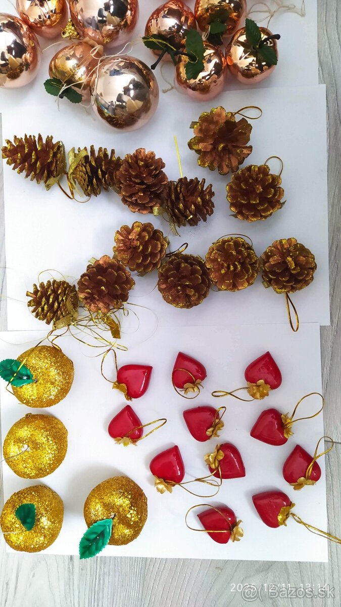 Predám tieto všetky vianočné dekorácie. Cena: 17E - 4
