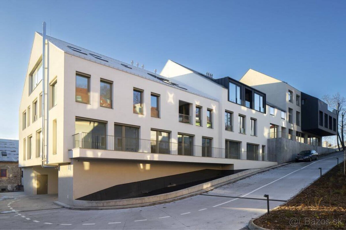 Garážovej státie na Bakossovej ulici 3 - 4